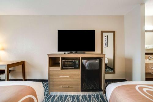 Μια τηλεόραση ή/και κέντρο ψυχαγωγίας στο Quality Inn Effingham North