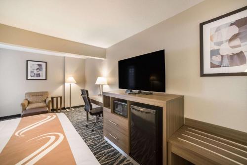 Μια τηλεόραση ή/και κέντρο ψυχαγωγίας στο Quality Inn Effingham North