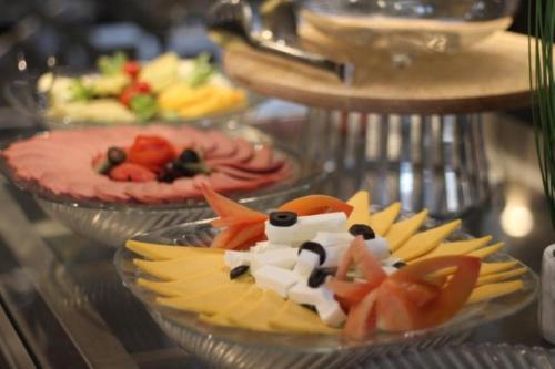 un buffet con piatti di cibo su un tavolo di Grand Plaza Hotel - Gulf Riyadh a Riyad