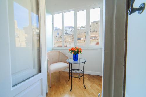 um quarto com uma mesa com um vaso de flores em Spaccanapoli Comfort Suites em Nápoles