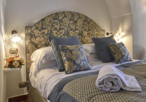 Una cama o camas en una habitación de Palazzo Confalone