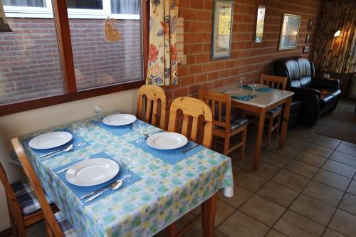Schoorldam的住宿－Rekerlanden 161，用餐室配有桌椅和桌椅