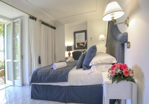 Una cama o camas en una habitación de Palazzo Confalone