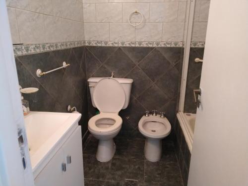 a bathroom with a toilet and a sink at Monoambiente PLENO centro in Mar del Plata