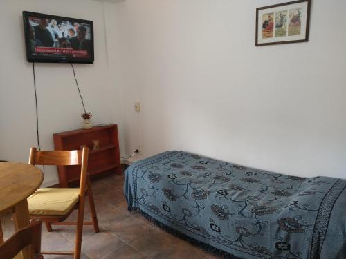 a bedroom with a bed and a table and a chair at Monoambiente PLENO centro in Mar del Plata