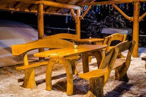 a wooden table and chairs sitting under a gazebo at Sielankowo-dom na wyłączność in Istebna
