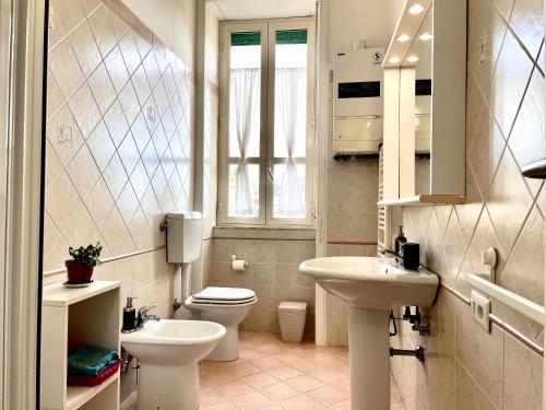 Baño blanco con aseo y lavamanos en Camera matrimoniale privata in appartamento condivisibile en Salerno