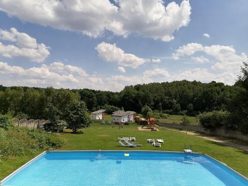 una imagen de una piscina en un patio en Rezerwat Wielin, en Wielin