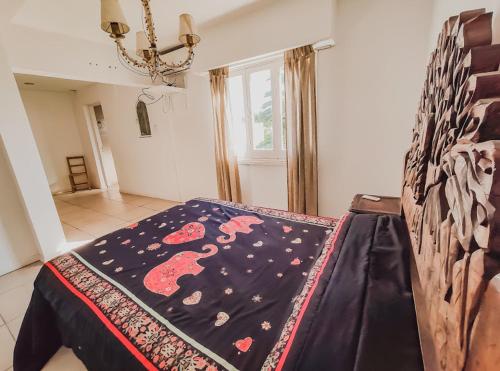 Un dormitorio con una cama con una manta. en Casa Martha Suites en San Rafael