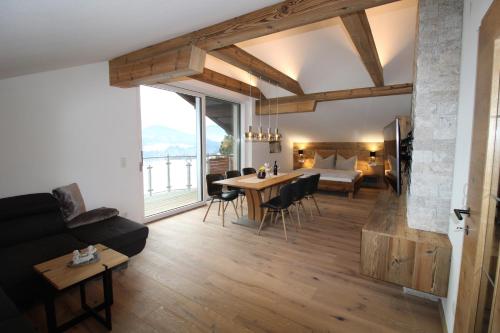 sala de estar con sofá y mesa en Apartmenthaus Vergissmeinnicht, en Abtenau