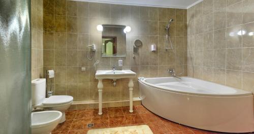 Ένα μπάνιο στο Ukraina Hotel