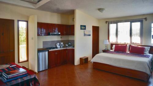 Postel nebo postele na pokoji v ubytování The Galeodan Suites