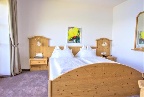 Ein Bett oder Betten in einem Zimmer der Unterkunft Hotel Stadler am Attersee