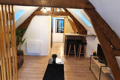 Elle comprend un salon avec un plafond voûté et des poutres apparentes. dans l'établissement Charmant Studio Hyper Centre, à Lourdes