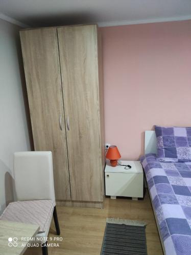 1 dormitorio con 1 cama y armario en 3 Andjela en Vrdnik