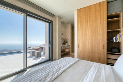 Tempat tidur dalam kamar di Santorini Sky, Luxury Resort