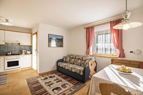 salon z kanapą i stołem w obiekcie Apartments Primula w mieście San Vigilio di Marebbe