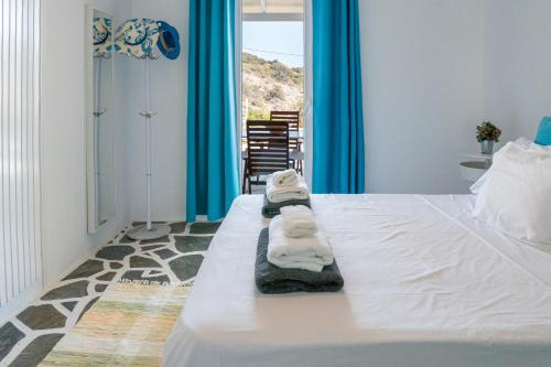 a bedroom with towels sitting on a bed at Villa Tani in Agios Georgios