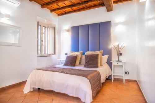 - une chambre dotée d'un lit avec un mur bleu dans l'établissement Fontana di Trevi Diamond Boutique, à Rome