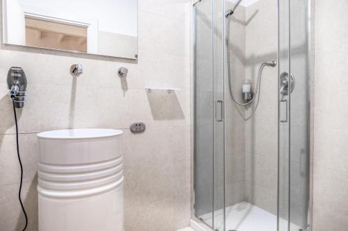 La salle de bains est pourvue de toilettes et d'une douche en verre. dans l'établissement Fontana di Trevi Diamond Boutique, à Rome
