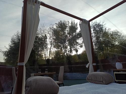 a bedroom with a bed and a window with a view at Gredos Estelar in Navatalgordo