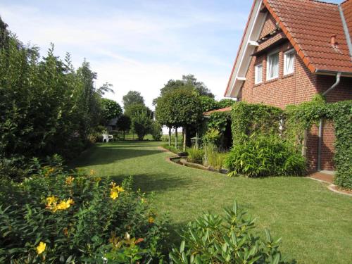 a garden in front of a house at Ferienhaus Schwalbenrast in Lembruch