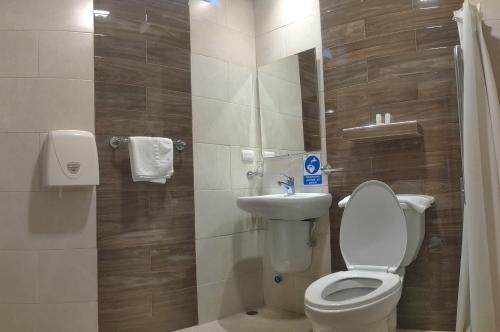 Hotel Cayapas Esmeraldas في إسمرالداس: حمام صغير مع مرحاض ومغسلة