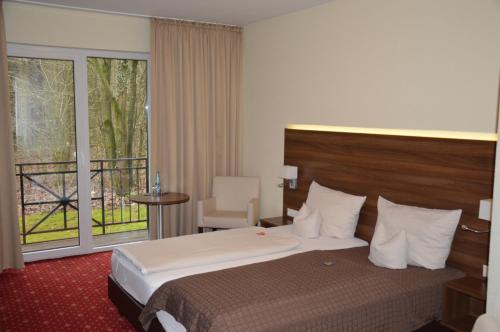 Llit o llits en una habitació de Hotel Holter Schloßkrug