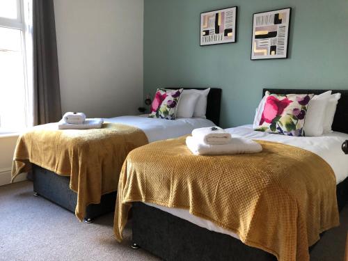 two beds sitting next to each other in a room at Coventry Cosy House, City Centre, Free Parking, Sleeps 5, by EMPOWER HOMES in Coventry