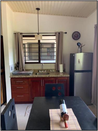 Η κουζίνα ή μικρή κουζίνα στο Beach Break Santa Teresa Apartamentos