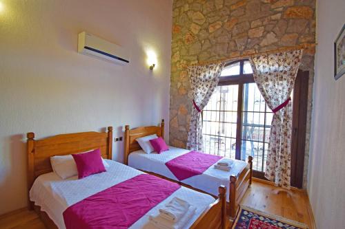 En eller flere senge i et værelse på Villa Kayakoy 1 - Private Stone Villa