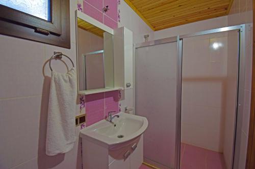 Koupelna v ubytování Villa Kayakoy 1 - Private Stone Villa