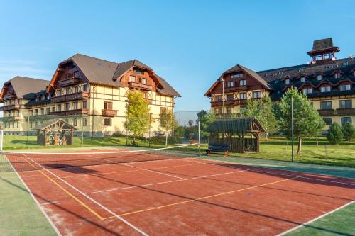 Tenis a/nebo squash v ubytování TATRYSTAY Cactus Luxury Apartments High Tatras nebo okolí