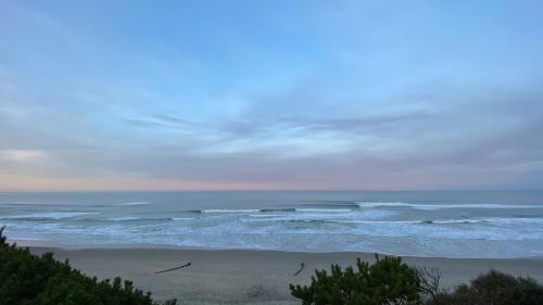 a view of a beach with waves in the ocean at Seahorse Oceanfront Lodge in Lincoln City