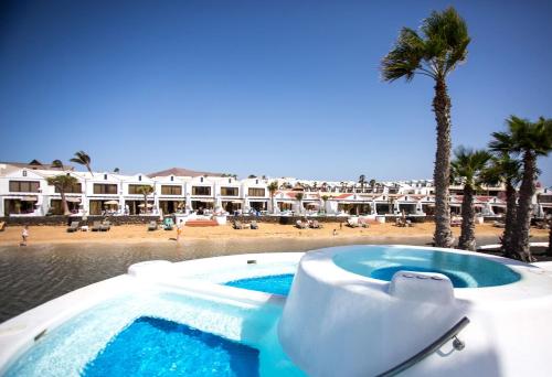 Bazén v ubytování Sands Beach Active Resort nebo v jeho okolí