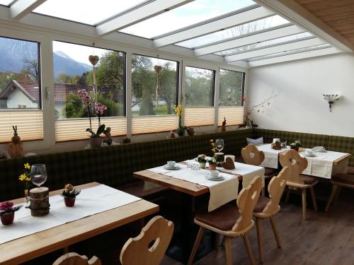 Restaurace v ubytování Gästehaus Pöppl