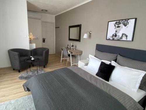 Una cama o camas en una habitación de Mediteran Hvar - Modern Rooms and Restaurant, B&B