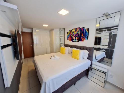 una camera da letto con letto e cuscini gialli di Arraial do Cabo. Conforto, Piscina, Vista Mar. ad Arraial do Cabo