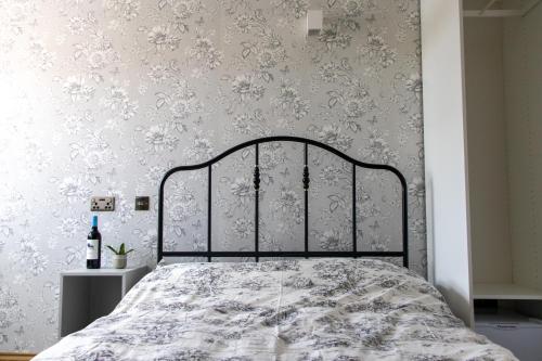 Llit o llits en una habitació de Burren London Hotel
