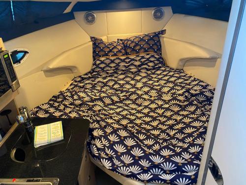 a small bed in the back of a boat at Chamerops in Ouistreham