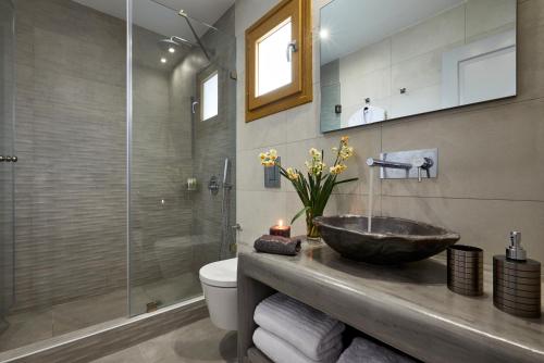 Salle de bains dans l'établissement Alyvia Suites
