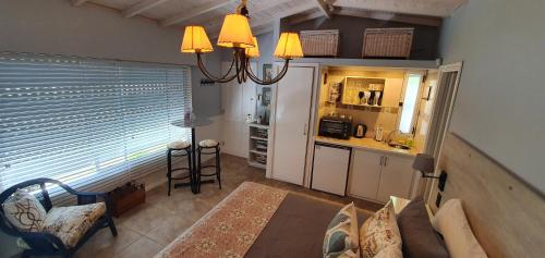 チャパドマラルにあるThe GaTe beach houseのリビングルーム(シャンデリア付)、キッチン