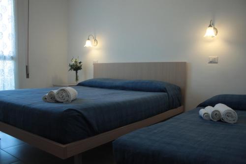 En eller flere senge i et værelse på Garnì Stella Marina