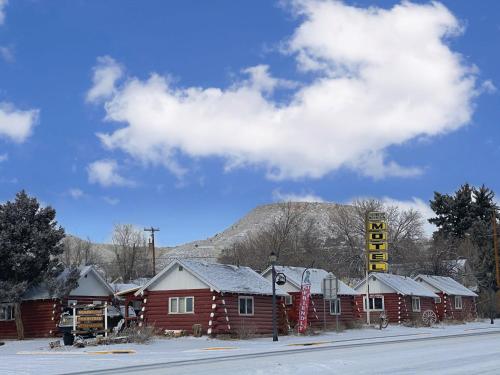 Roundtop Mountain Vista - Cabins and Motel during the winter