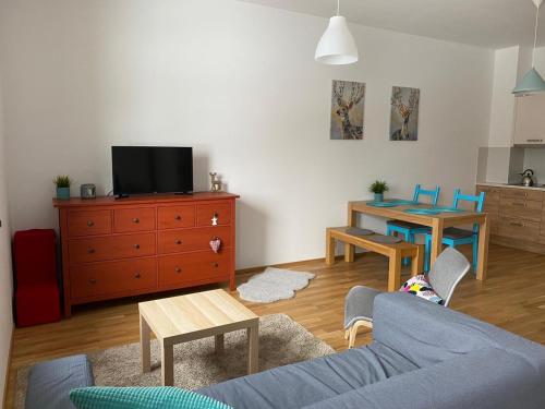 代什特納的住宿－Apartman Jelen，客厅配有沙发和桌椅