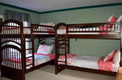 two bunk beds in a room with two smallerunks at Modern Cottage Downtown NPT-Waites Wharf Cottage RE05618-STR in Newport