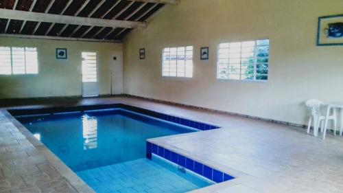 A piscina localizada em Pousada Vale do Ouro Verde ou nos arredores