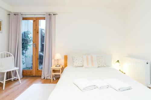 Кровать или кровати в номере NEW Stylish 1 Bedroom Flat with Garden London