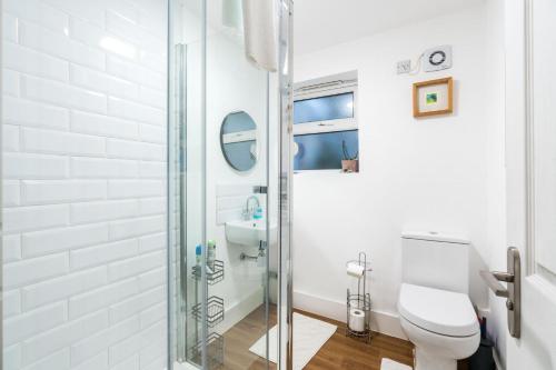 Kylpyhuone majoituspaikassa NEW Stylish 1 Bedroom Flat with Garden London
