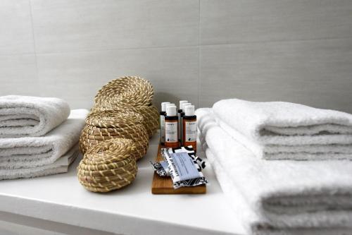 baño con toallas y aceites esenciales en la bañera en Tsakanos Home, en Adamas